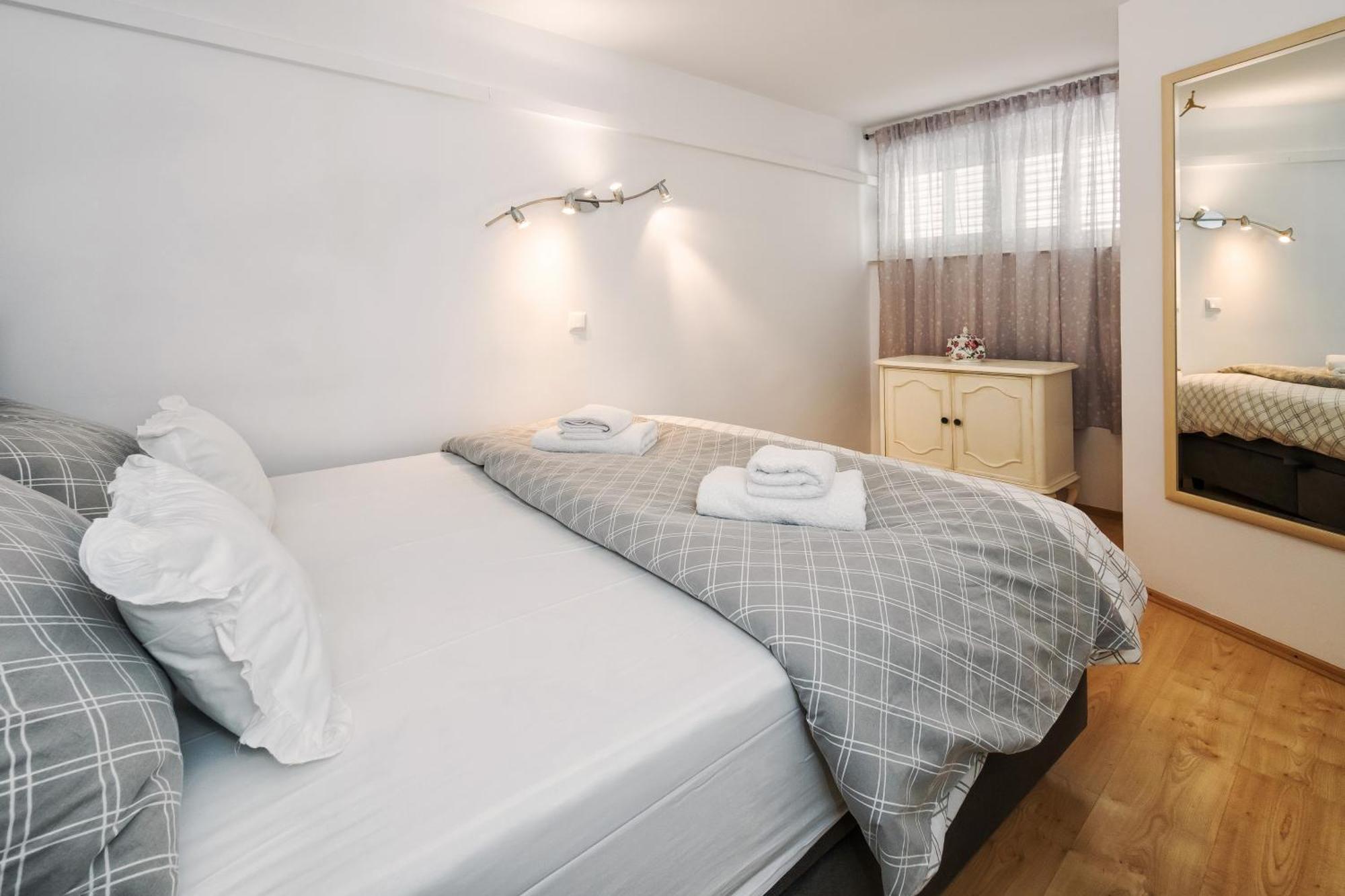 Relaxing 2Bd Apartment, Ground Floor - Walk To Old Town Split Buitenkant foto